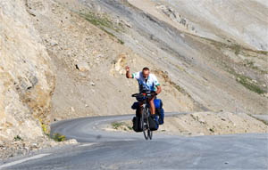 Deelnemer, in 100 Cols-shirt, overwint de Col du Galibier - (Klikken opent foto groot in een nieuw venster)