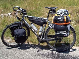 De fiets van Lowie Haenen met volle bepakking