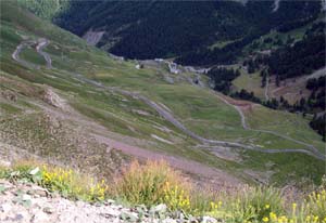 Terugblik tijdens de beklimming van de Col de la Bonette