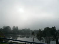 De mist hangt boven l’Isle sur le Doubs