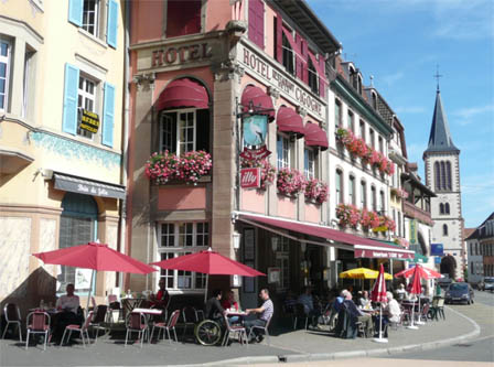 Op het terras van Hotel des Cigognes in Munster