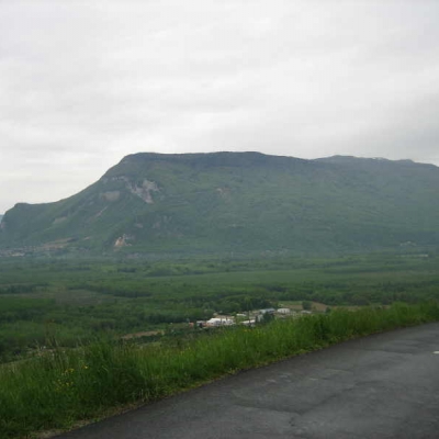 De Grand Colombier, gezien vanaf de andere kant van de Rhône.