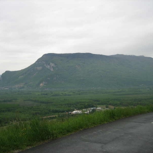 De Grand Colombier, gezien vanaf de andere kant van de Rhône.