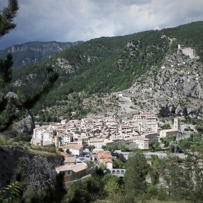 Entrevaux, aan de voet van de Col des Felines,met de fortificaties van Vauban